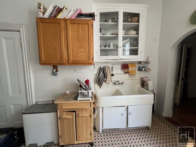 Building Photo - Lofty 2 bedroom/1 Bathroom apt available f...