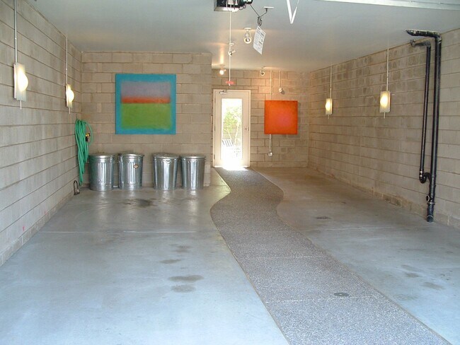 Foto del edificio - 1819 Sarah St