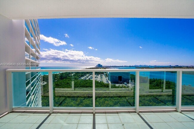 Foto del edificio - 100 Bayview Dr