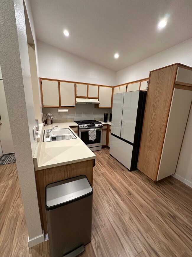 Foto del edificio - 7130 Woodlake Ave