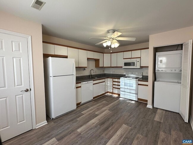 Building Photo - 1422 Lilac Ct