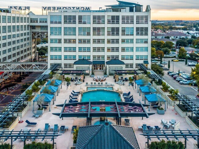 Foto del edificio - Come Live in Historic Montgomery Plaza- East Tower- 2 bed, 2 bath- 76107