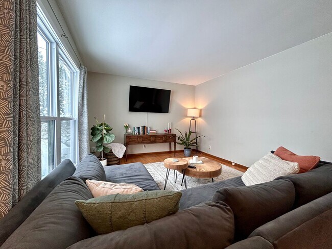 Foto del edificio - Four Bedroom Home in Southeast Grand Rapids