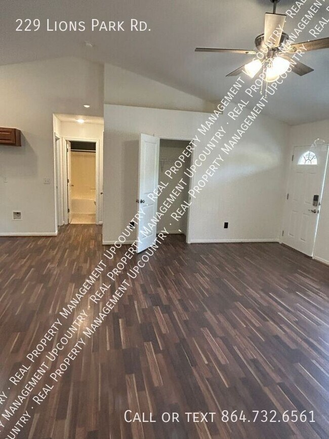 Foto del edificio - 229 Lions Park Rd