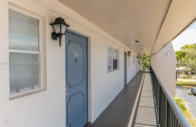 Building Photo - 8060 S Colony Cir