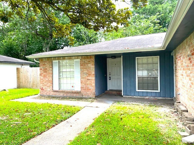 Building Photo - Family friendly, friendly, neighbors, open...