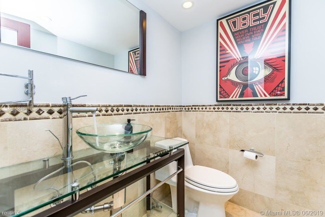 Foto del edificio - 2 br, 0.5 bath  - 2025 Brickell Ave Apt 806B