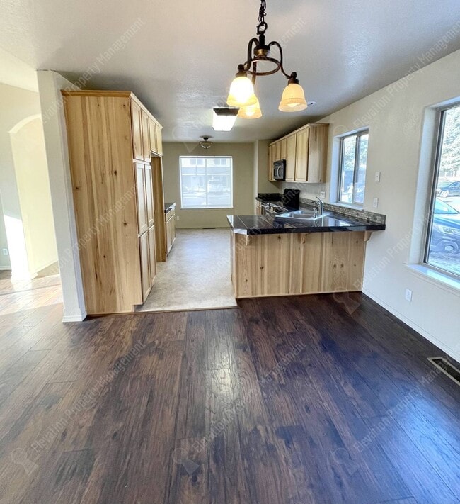 Building Photo - Charming 3-bedroom in heart of Sisters