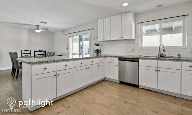 Foto del edificio - 3 br, 2 bath House - 13602 37Th Avenue UNIT