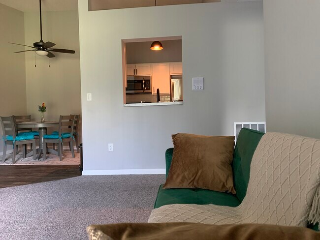 Building Photo - 3345 Sandhurst Dr