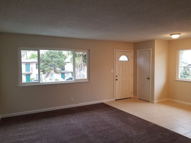 Building Photo - GREAT LOOKING 2BD / 1BTH UPSTAIRS  UNIT / ...