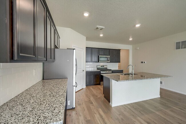 Foto del edificio - 27210 E Maple Ave