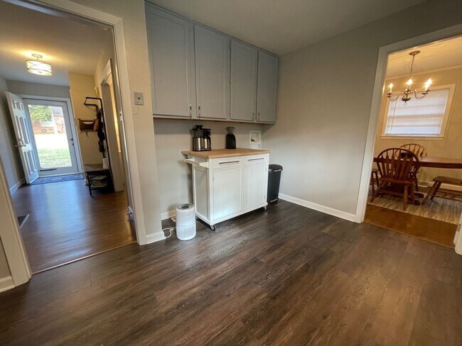 Building Photo - Spacious Split-Level Home In Knollwood Manor!