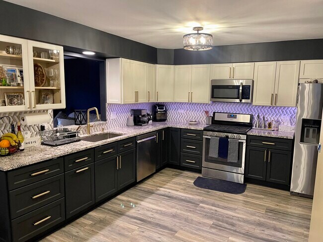 Foto del edificio - 1343 Laurel Oaks Dr