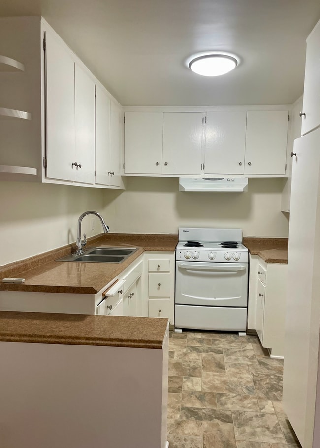 Building Photo - Cozy 1 bedroom unit located in Canoga Park...
