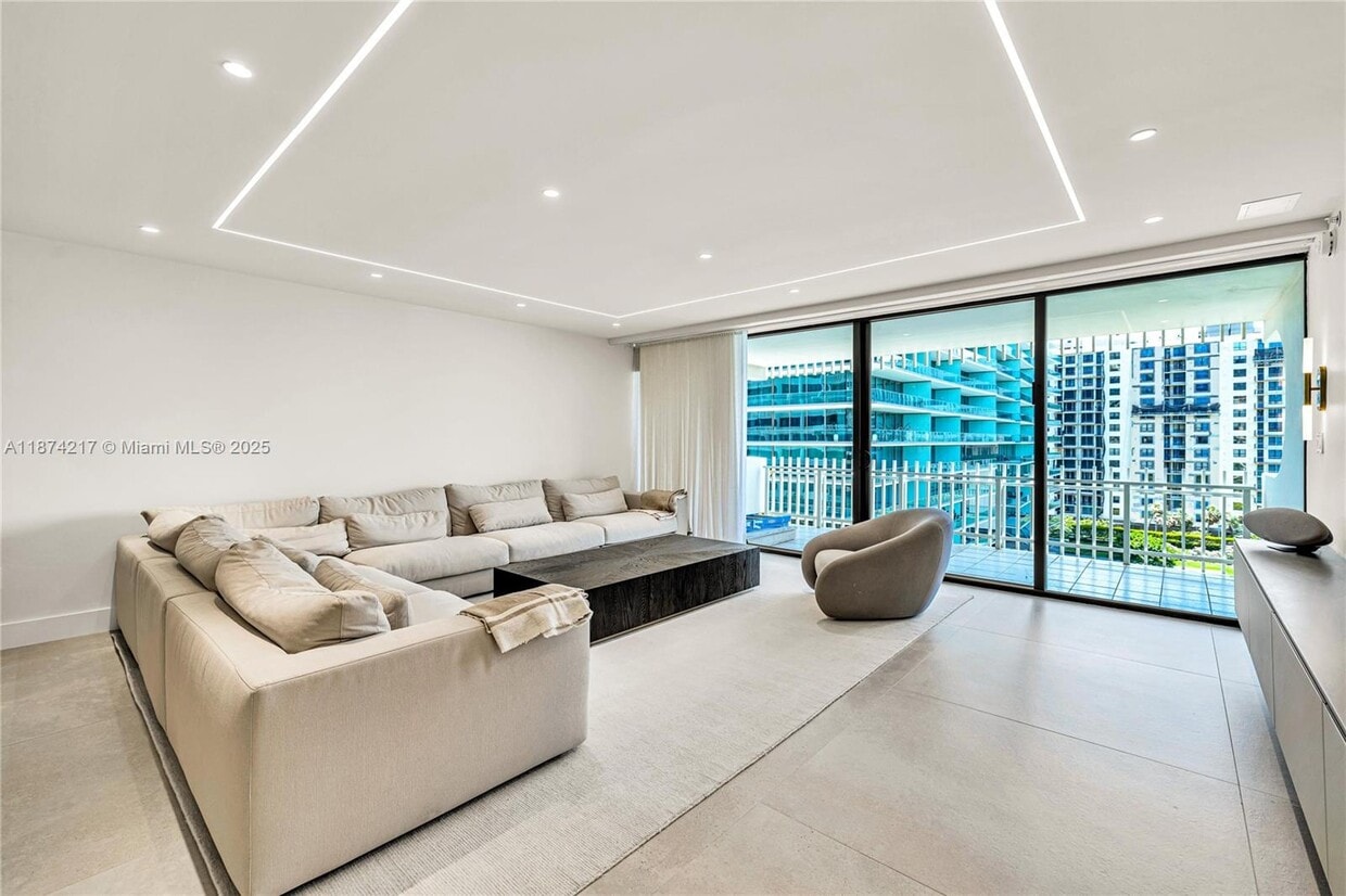 Foto principal - 10205 Collins Ave