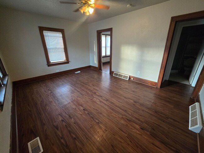 Building Photo - $1100 - 2 Bed 1 Bath Home
