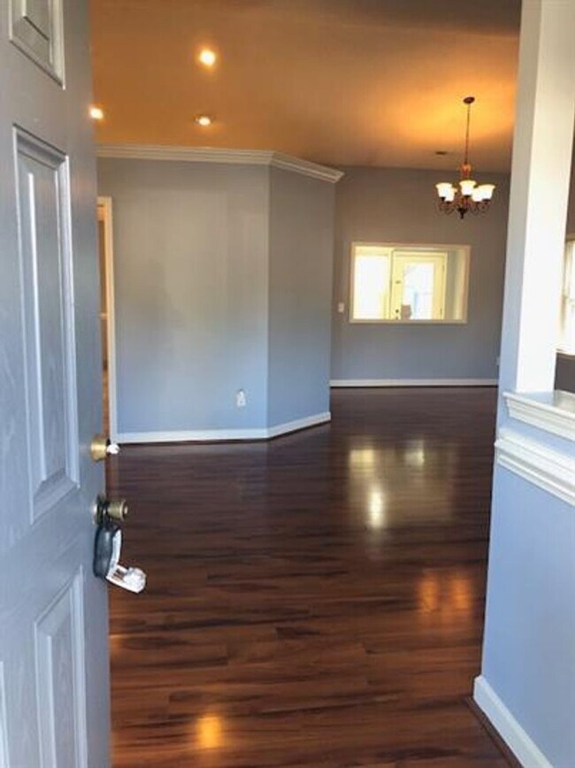 Foto del edificio - Charming 3 BR/2 BA Home with 2-Car Garage