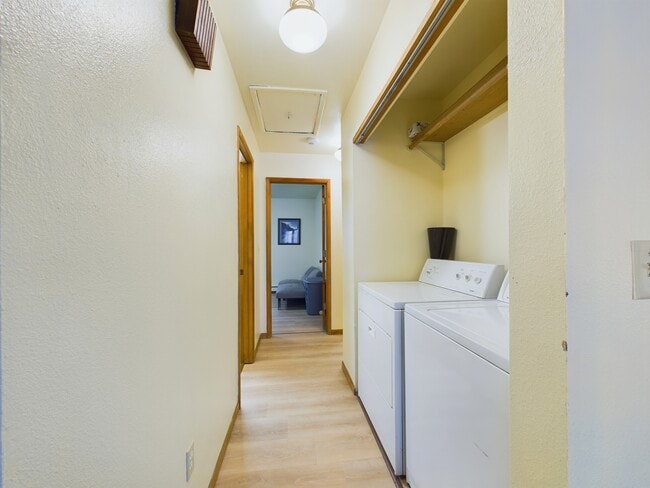 Building Photo - 933 Cowles St