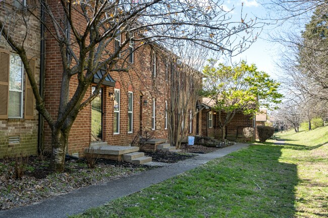 Building Photo - 386 Huntington Ridge Dr