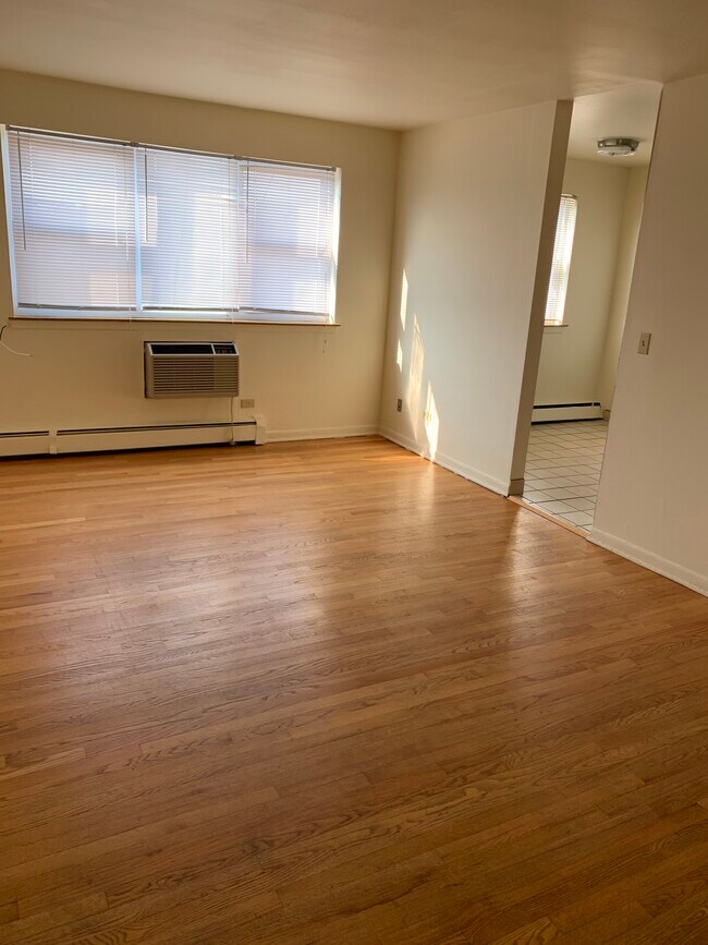 Living Room - 5555 N Rockwell St