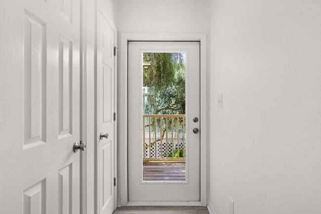 Foto del edificio - 228 Hidden Lake Way