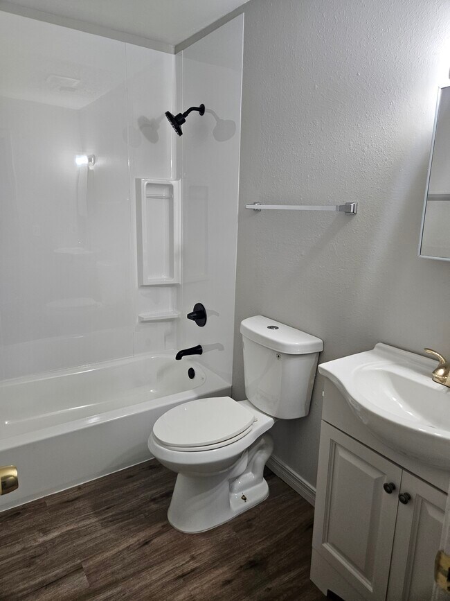 Foto del edificio - 1830 N Troost Ave