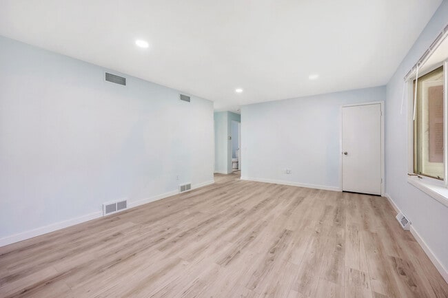 Foto del edificio - 6719 Century Ave