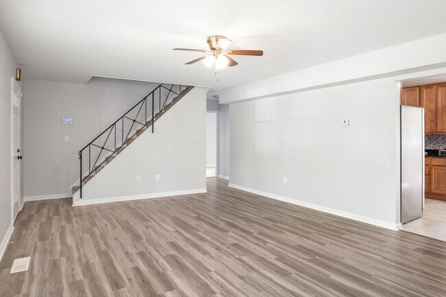 Building Photo - Newly Renovated 5BR/2BA Home with large yard