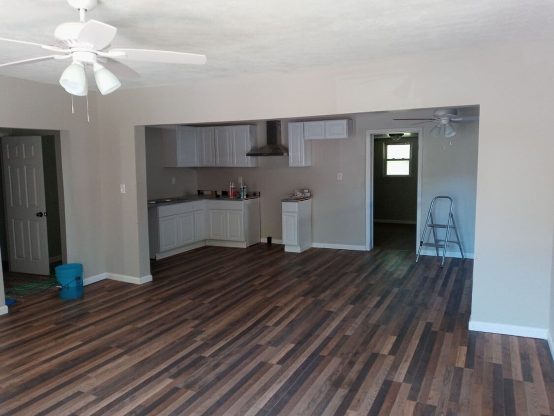Building Photo - ?Charming 3-Bedroom Home in the Heart of L...