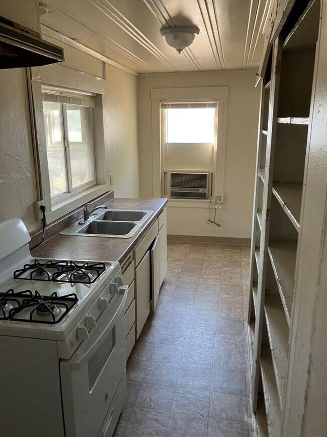 Foto del edificio - 9330-9320 Latham Dr