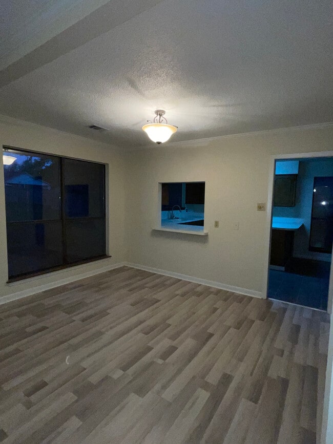 Building Photo - 10 Pebble Brook Dr