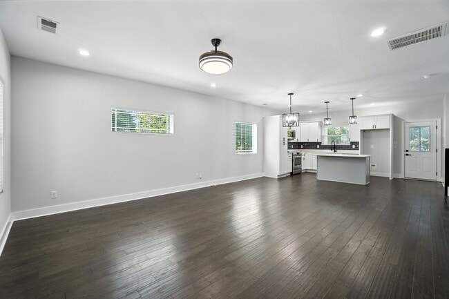 Building Photo - Modern 3-Bedroom Home with Fenced Yard & U...