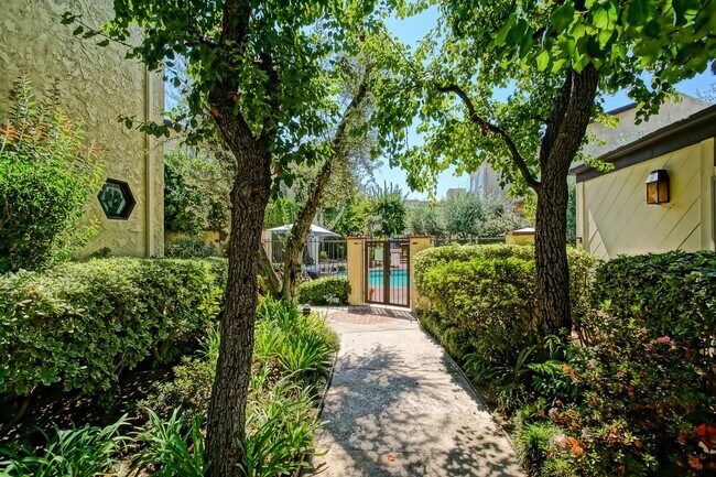 Foto del edificio - BRIGHT & AIRY, REAR-UNIT TOWNHOUSE W/ SPACIOUS PATIO, BALCONY & HUGE 2-CAR GARAGE IN GATED COMMUN...