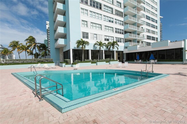 Foto del edificio - 5838 Collins Ave