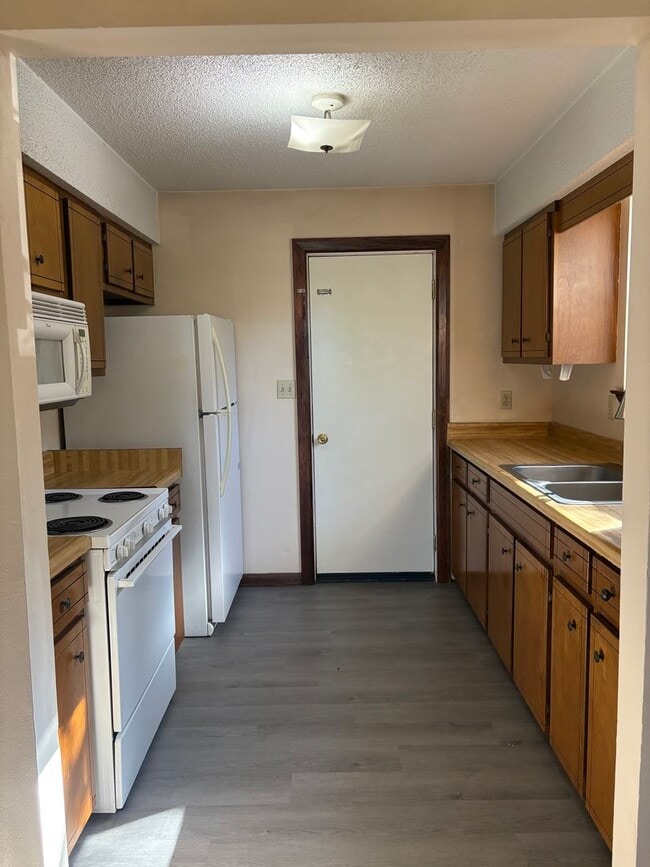 Building Photo - Quaint 2 Bedroom Duplex in Niceville!