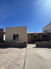 Building Photo - 866 Barandal Dr