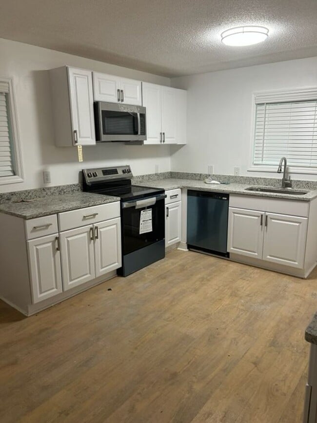 Building Photo - Charming Chattanooga Home Conveniently Located Near Downtown