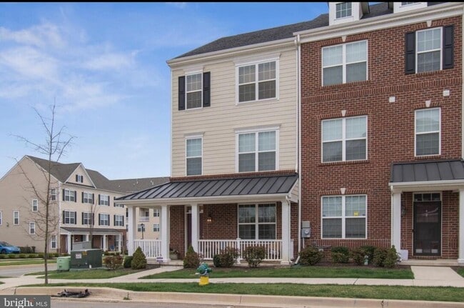 Building Photo - End Unit, 3 bedroom Townhome in Claymont
