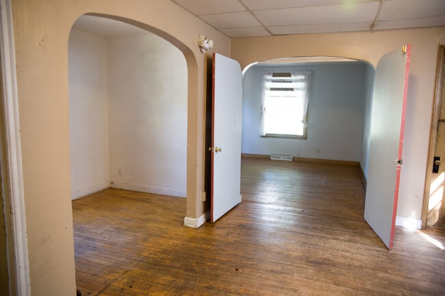 Building Photo - 644 Ontario St SE