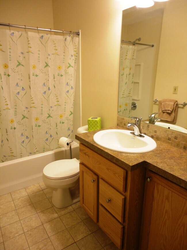 Building Photo - 548 Coit Ave NE