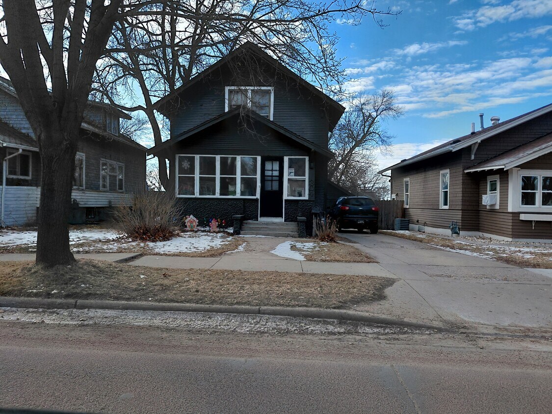Foto del edificio - 304 3rd Ave NE