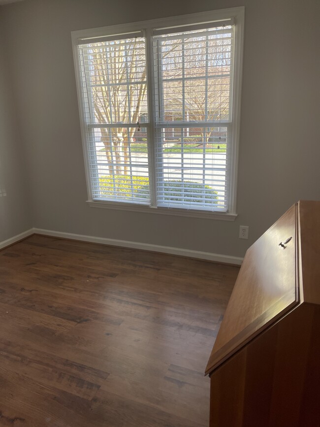 Front bedroom - 326 Sherwood Oaks Dr