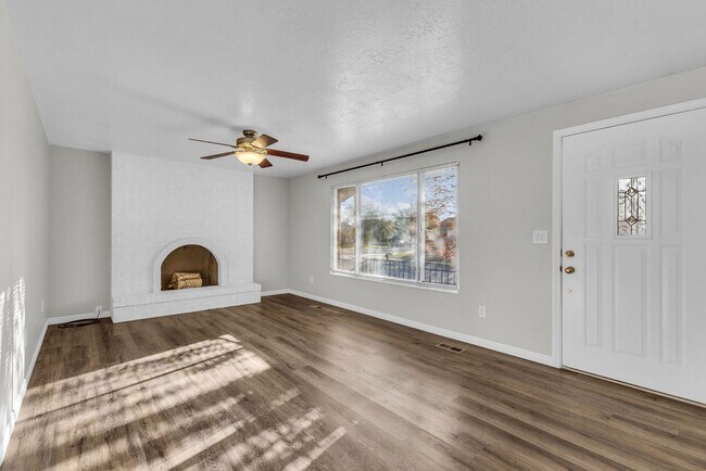 Foto del edificio - Spacious 5 Bed in Riverdale with Large Yard