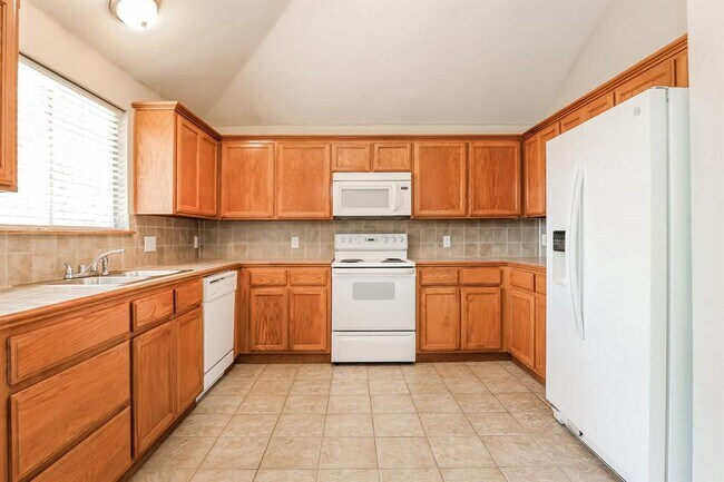 Building Photo - 1836 Parkridge Dr