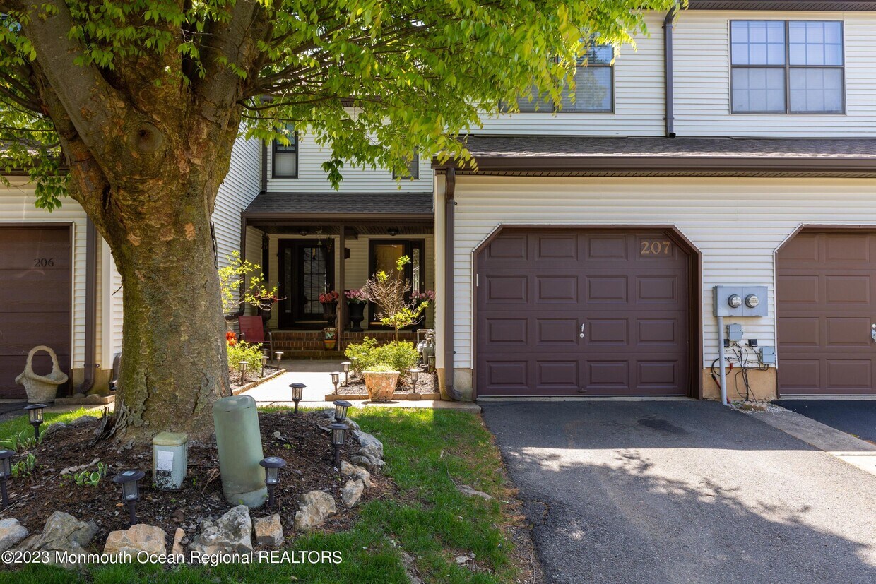 207 Longwood Dr Unit 207, Manalapan Township, NJ 07726 Condo for