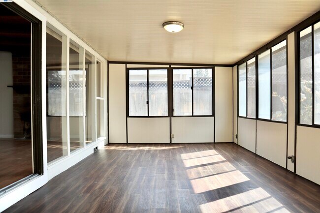 Building Photo - 600 Orangewood Dr