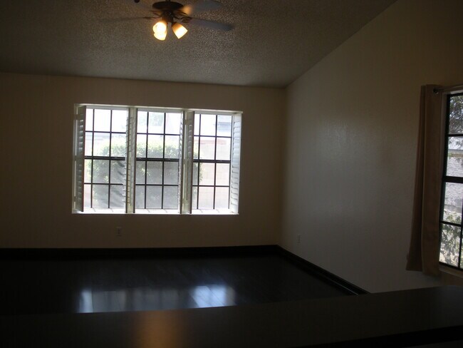 Foto del edificio - 6611 W Jamaica Dr