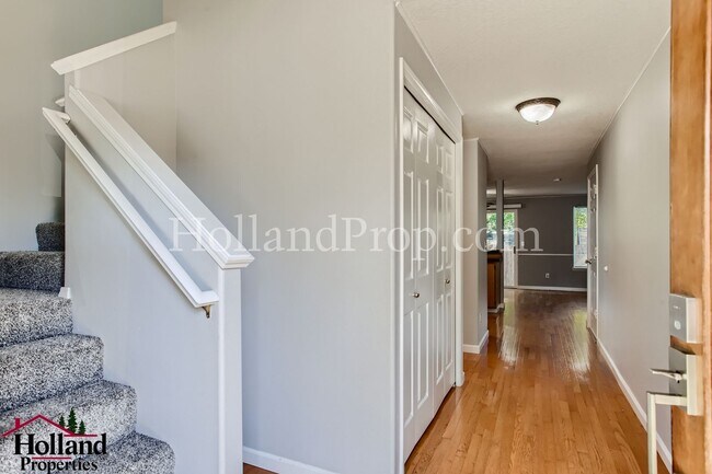 Foto del edificio - Charming 2-Story Home with Modern Comforts...