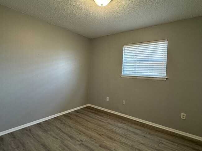 Building Photo - 4625 SW I Ave